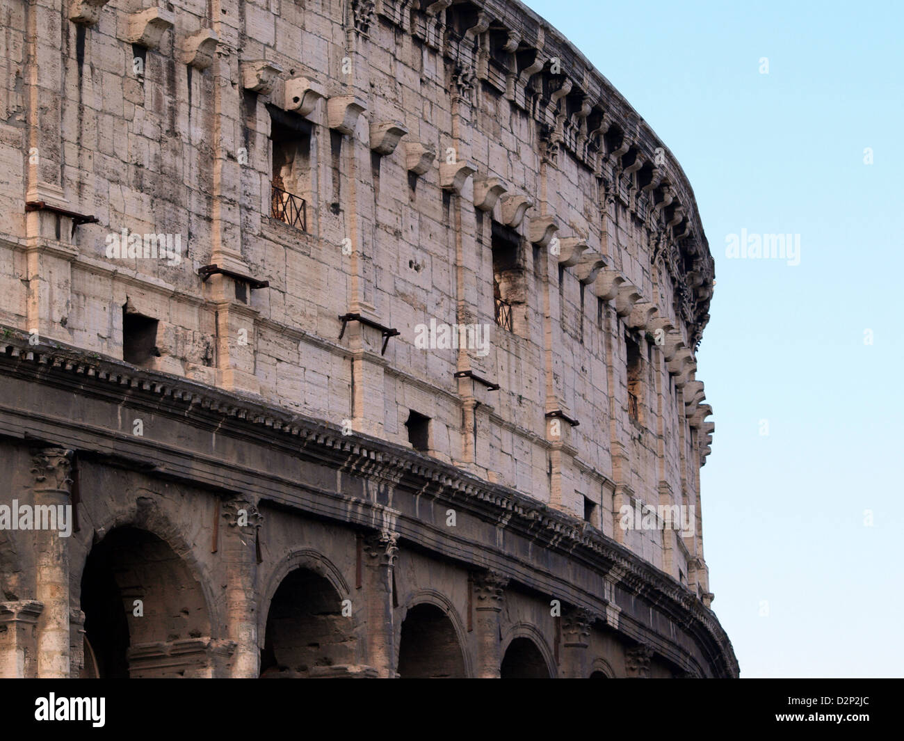 Il Colosseo di Roma è un antico anfiteatro iconico conosciuto per il suo significato storico come luogo di combattimenti gladiatori e spettacoli pubblici. Rimane uno dei monumenti più famosi di Roma. Foto Stock