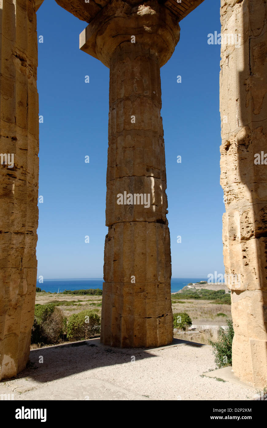 Selinunte. Sicilia. L'Italia. Vista del Mare Mediterraneo attraverso colonne sull'angolo posteriore del V secolo a.c. tempio E Foto Stock