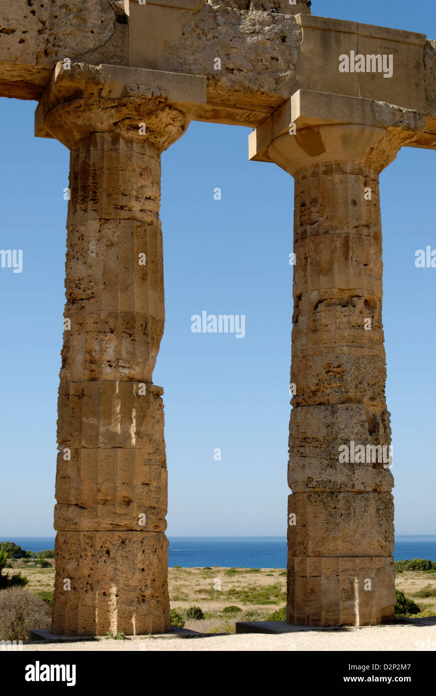 Selinunte. Sicilia. L'Italia. Vista del Mare Mediterraneo attraverso colonne sull'angolo posteriore del V secolo a.c. tempio E Foto Stock
