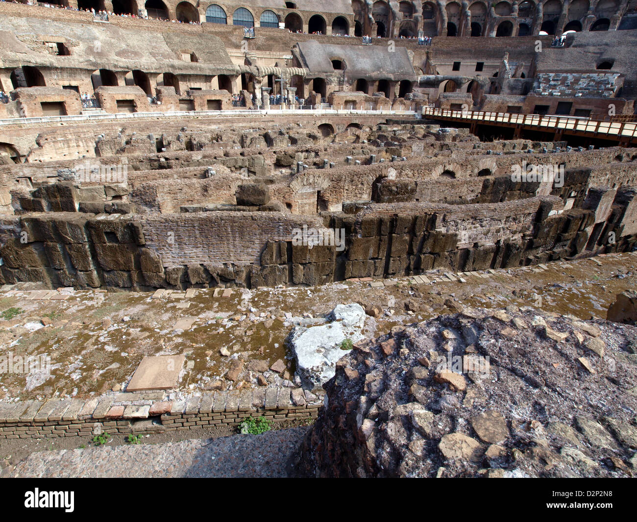 Il Colosseo di Roma è uno degli anfiteatri romani più iconici e ben conservati. È stato utilizzato per concorsi gladiatori e spettacoli pubblici nell'Impero Romano. Foto Stock