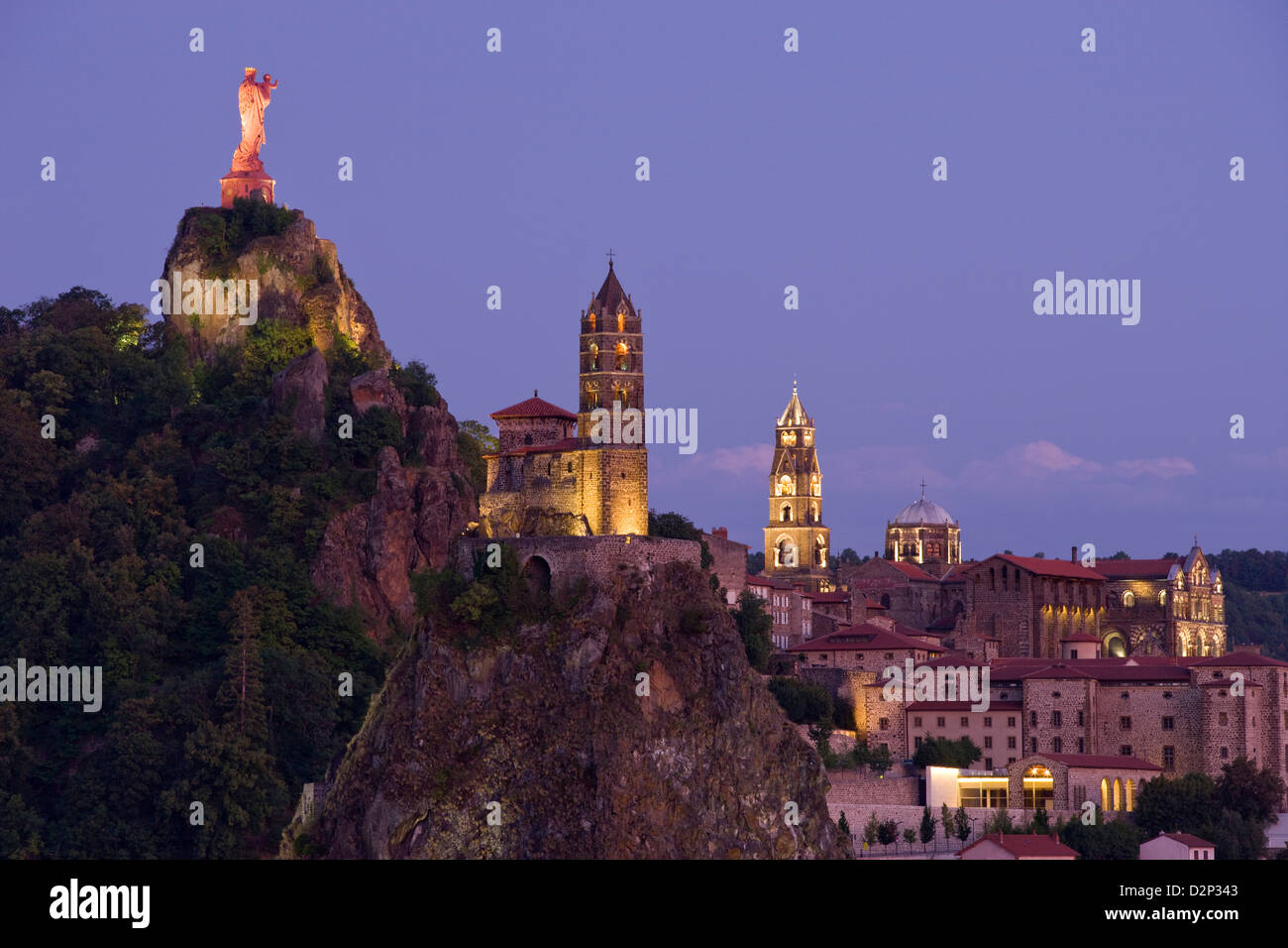 ST MICHEL DÕAIGUILHE CON CORNEILLE ROCK LE PUY EN VELAY Haute Loire Auvergne Francia Foto Stock