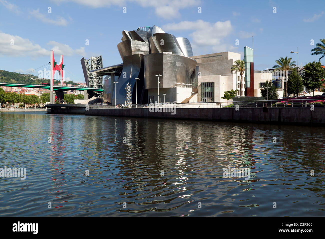 Vista del Museo Guggenheim, Bilbao presi da una barca sul fiume Nervion. Foto Stock