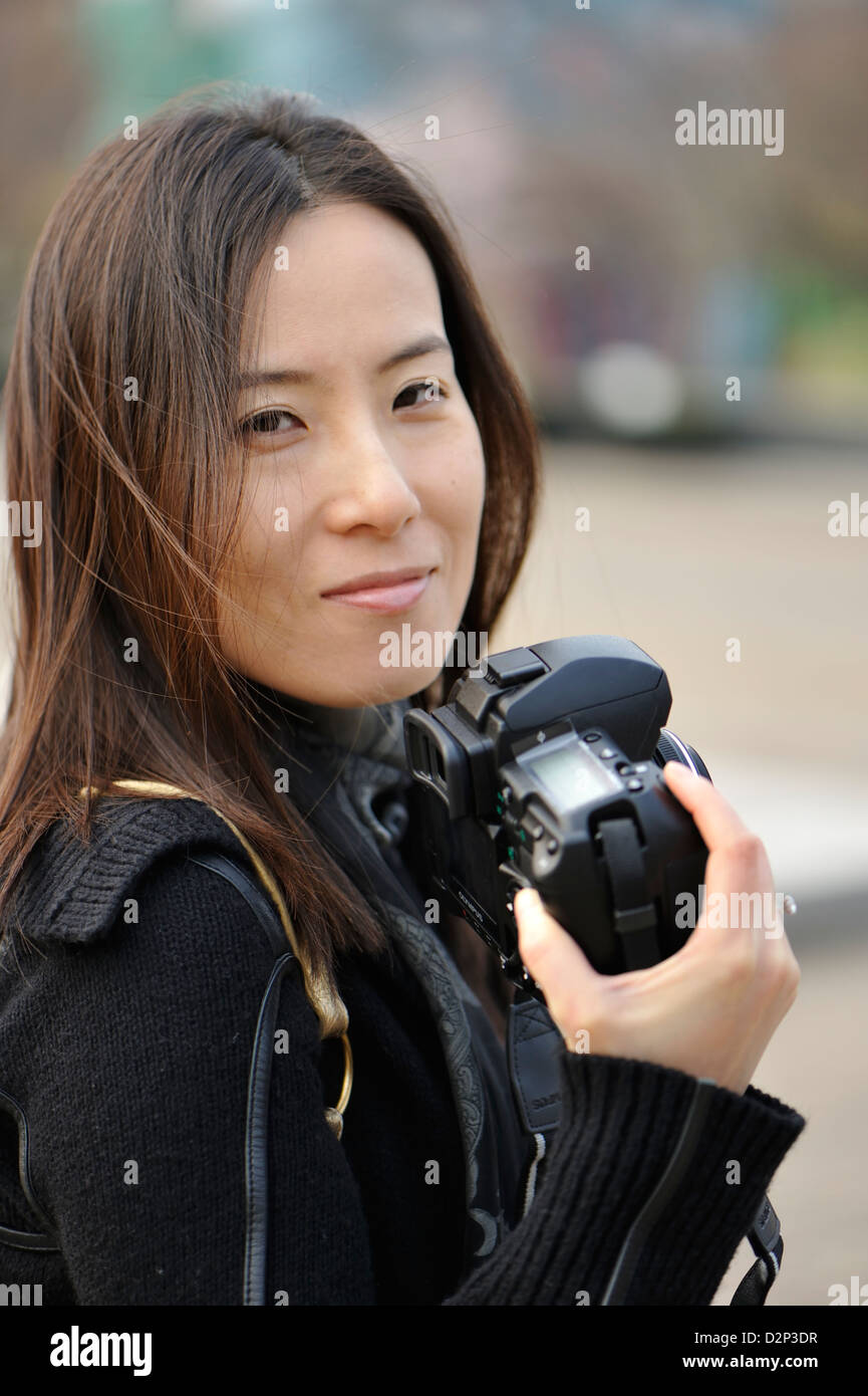 Giovane donna con una telecamera Foto Stock