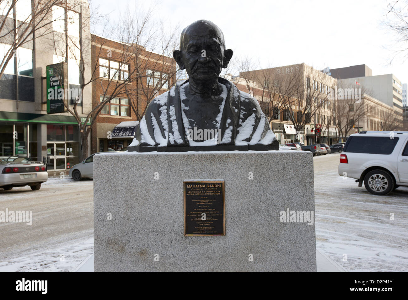 Il Mahatma Gandhi busto scultura in neve downtown Saskatoon Saskatchewan Canada Foto Stock