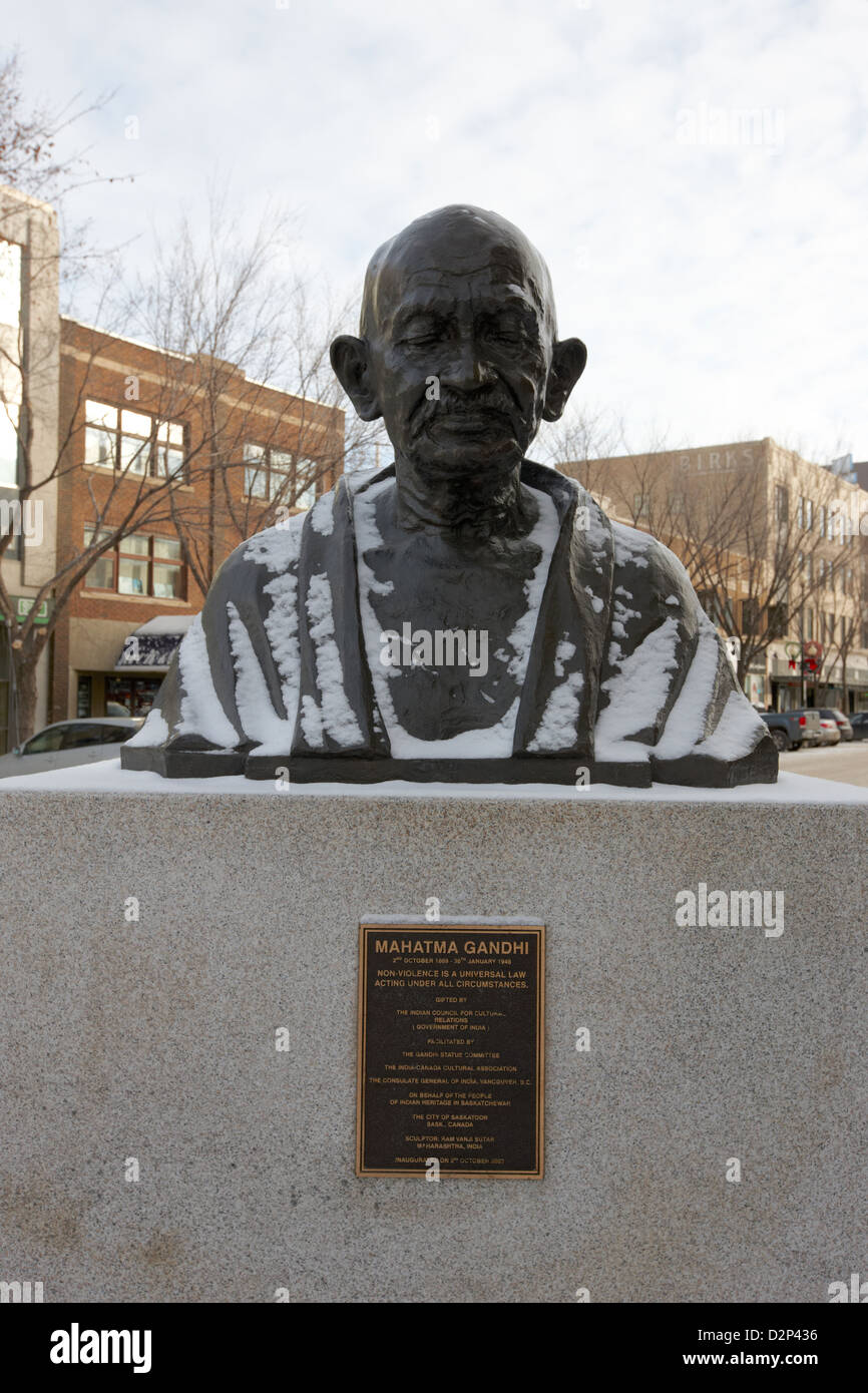 Il Mahatma Gandhi busto scultura in neve downtown Saskatoon Saskatchewan Canada Foto Stock