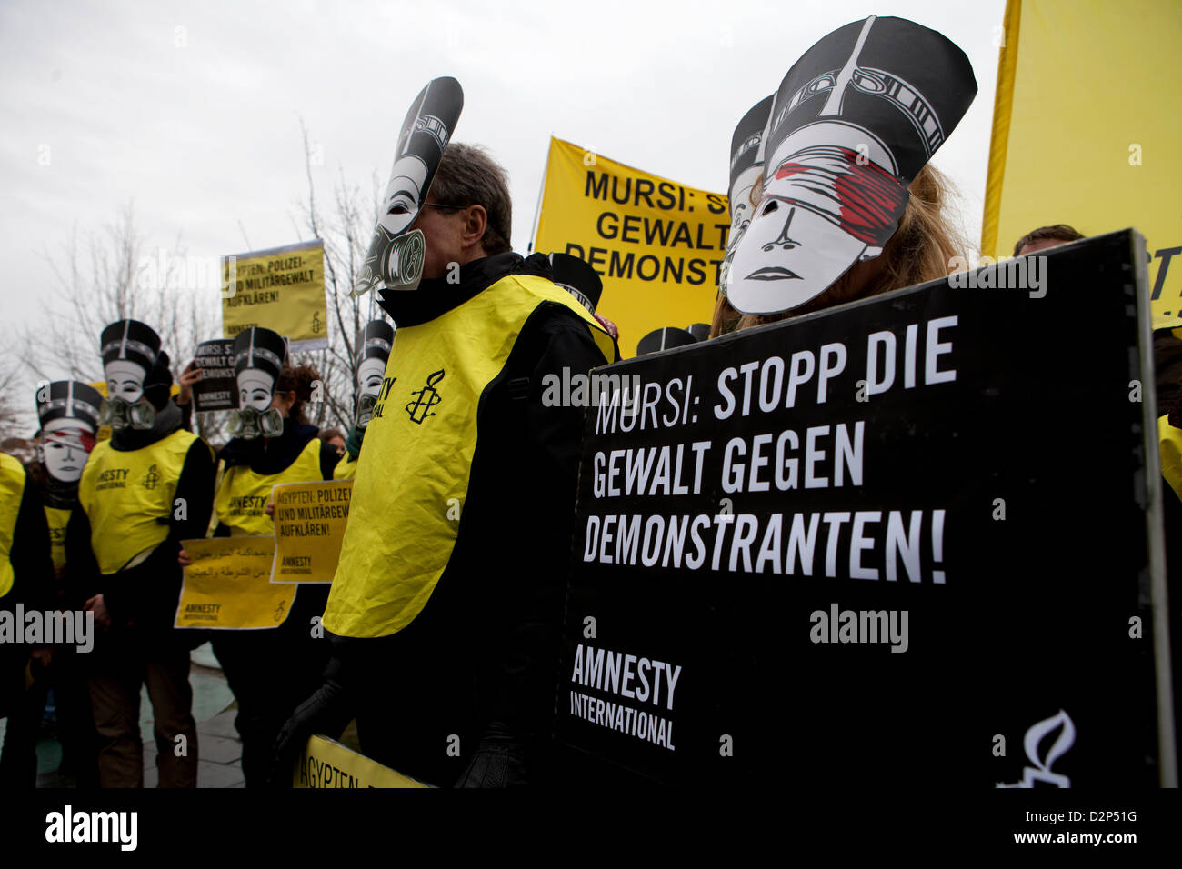Berlino, Germania. Il 30 gennaio 2013. I membri di Amnesty International proteste nella parte anteriore della cancelleria contro la visita del Presidente Egypts morsi in Germania. Credito: Rey T. Byhre / Alamy Live News Foto Stock