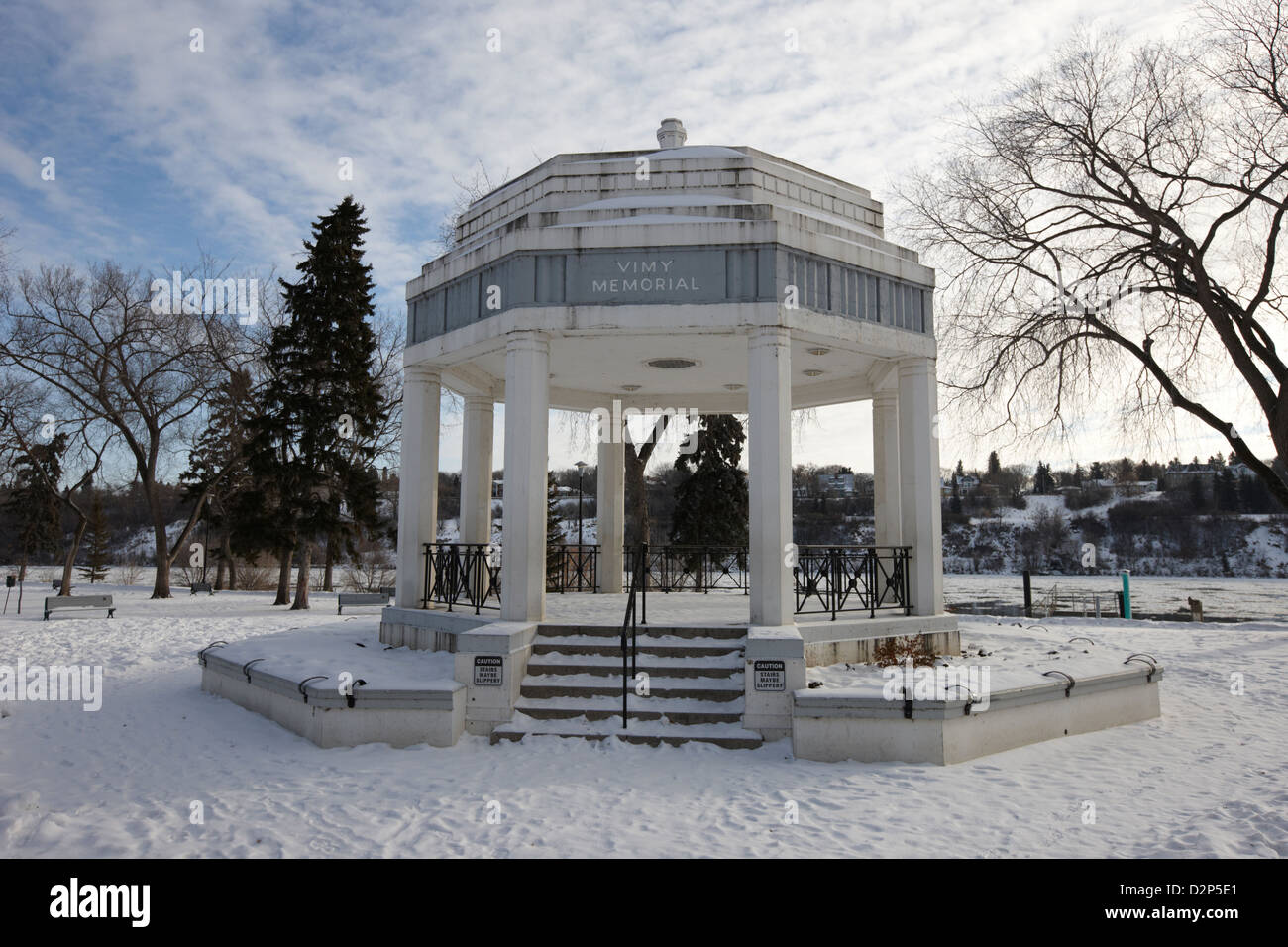 Vimy memorial bandshell in coperta di neve kiwanis Memorial Park Downtown Saskatoon Saskatchewan Canada Foto Stock