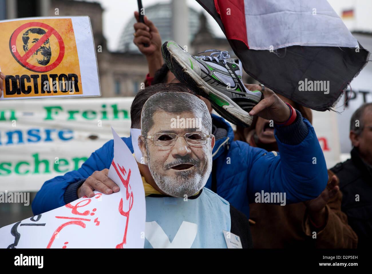 Berlino, Germania. Il 30 gennaio 2013. Un uomo che indossa una maschera di Morsi proteste nella parte anteriore della cancelleria a Berlino contro la visita di morsi in Germania.. Credito: Rey T. Byhre / Alamy Live News Foto Stock