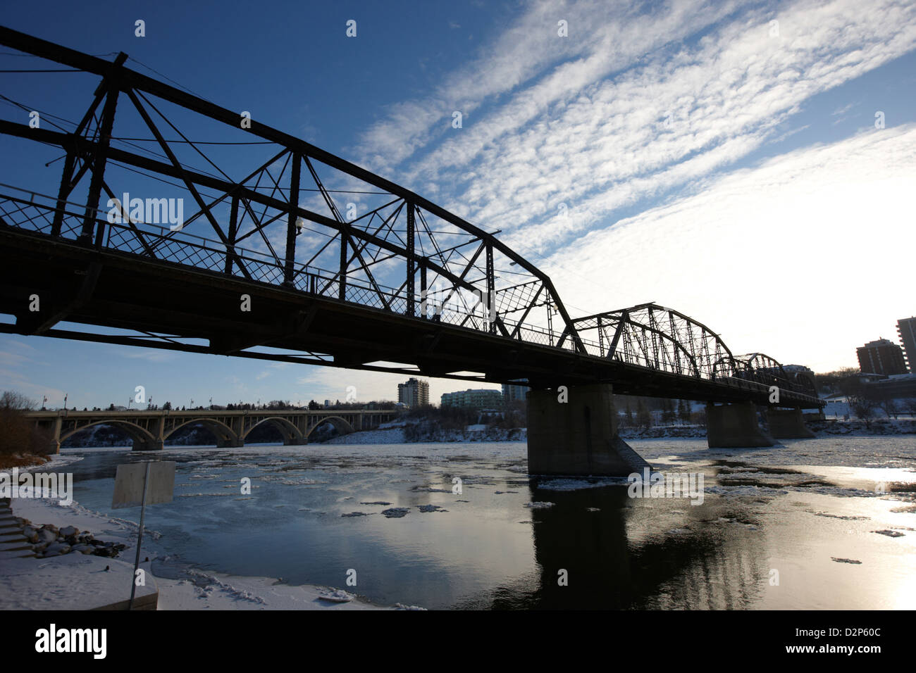 Il vecchio ponte di traffico sulla parte meridionale del Fiume Saskatchewan in inverno che scorre attraverso il centro cittadino di Saskatoon Saskatchewan Canada Foto Stock