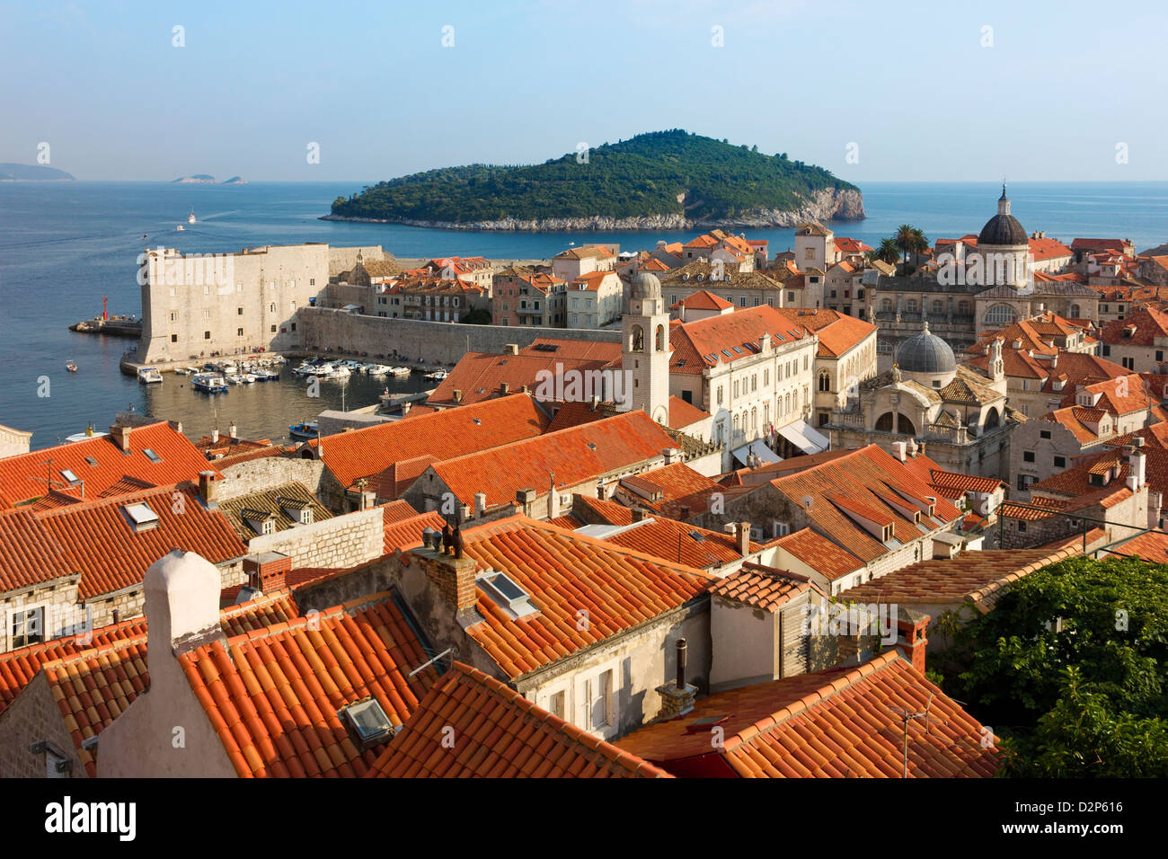 Pomeriggio soleggiato vista panoramica della vecchia città di Dubrovnik in Dalmazia, Croazia con il porto e l'isola di Lokrum nella distanza. Foto Stock