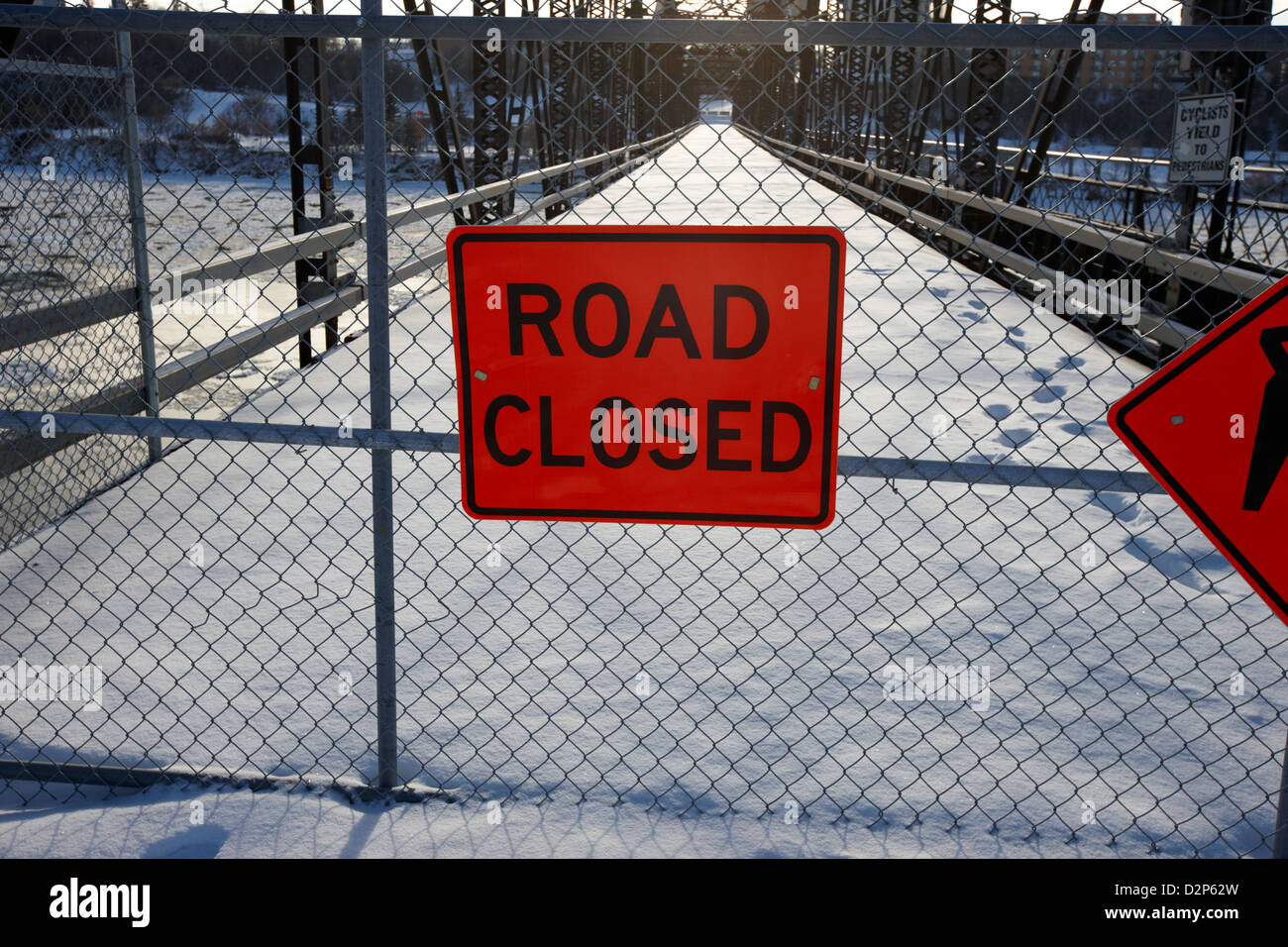 La chiusura del traffico di vecchio ponte sul sud del Fiume Saskatchewan in inverno il centro di Saskatoon Saskatchewan Canada Foto Stock