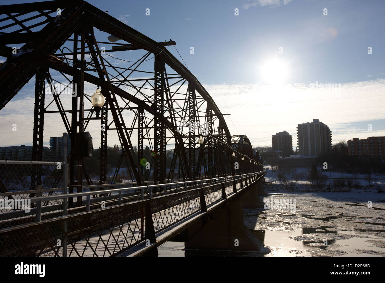 Il vecchio ponte di traffico sulla parte meridionale del Fiume Saskatchewan in inverno che scorre attraverso il centro cittadino di Saskatoon Saskatchewan Canada Foto Stock
