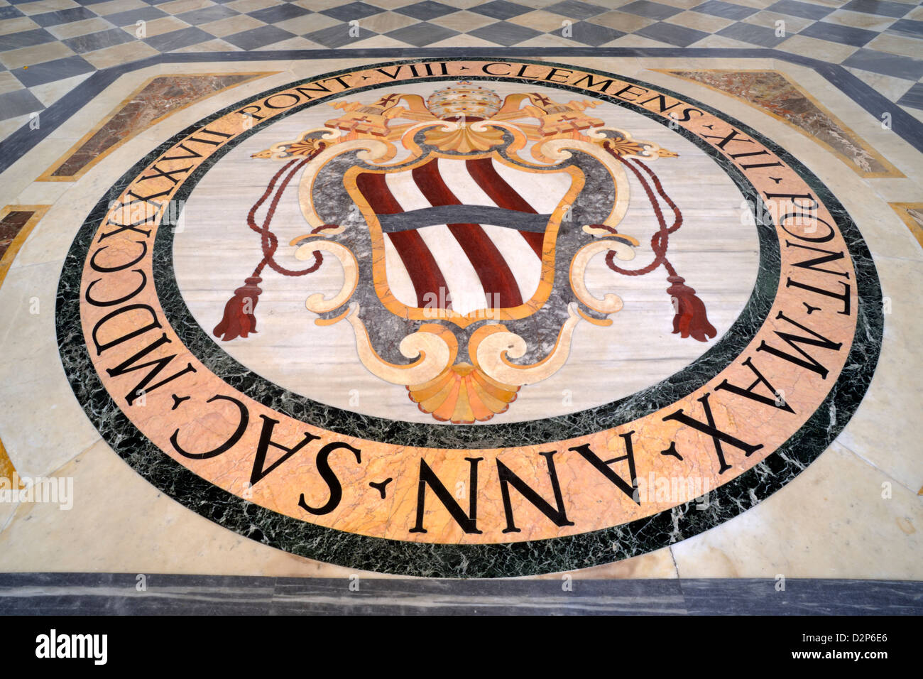 Italia, Roma, basilica di San Giovanni in Laterano, ingresso, stemma papale sul pavimento Foto Stock