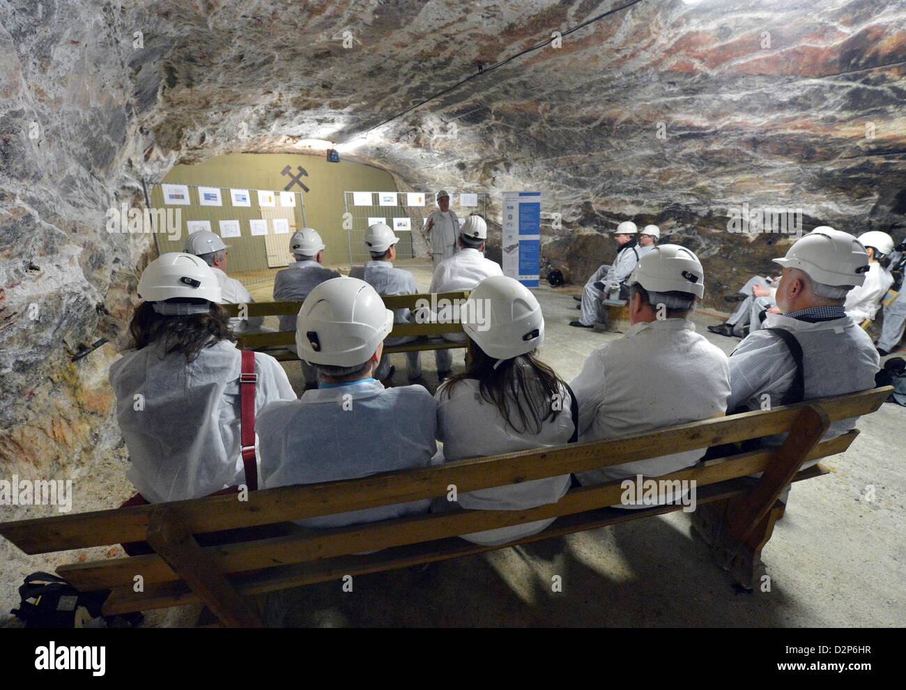 Gli ospiti invitati ascoltare una presentazione durante la cerimonia di fondazione della nuova 'Deutschen Innovationszentrums unter Tage' (lit. German Innovation Center sotterraneo) nel cloruro di potassio in Bleicherode, Germania, 30 gennaio 2013. La struttura prevede una zona di prova per prodotti tessili industriali e strutture di ricerca per i materiali che vengono applicati a macchine leggere. Foto: Martin Schutt Foto Stock