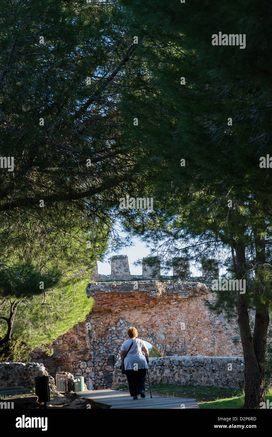 Ombra fornita da alberi presso la fortezza di Alanya, Turchia meridionale Foto Stock