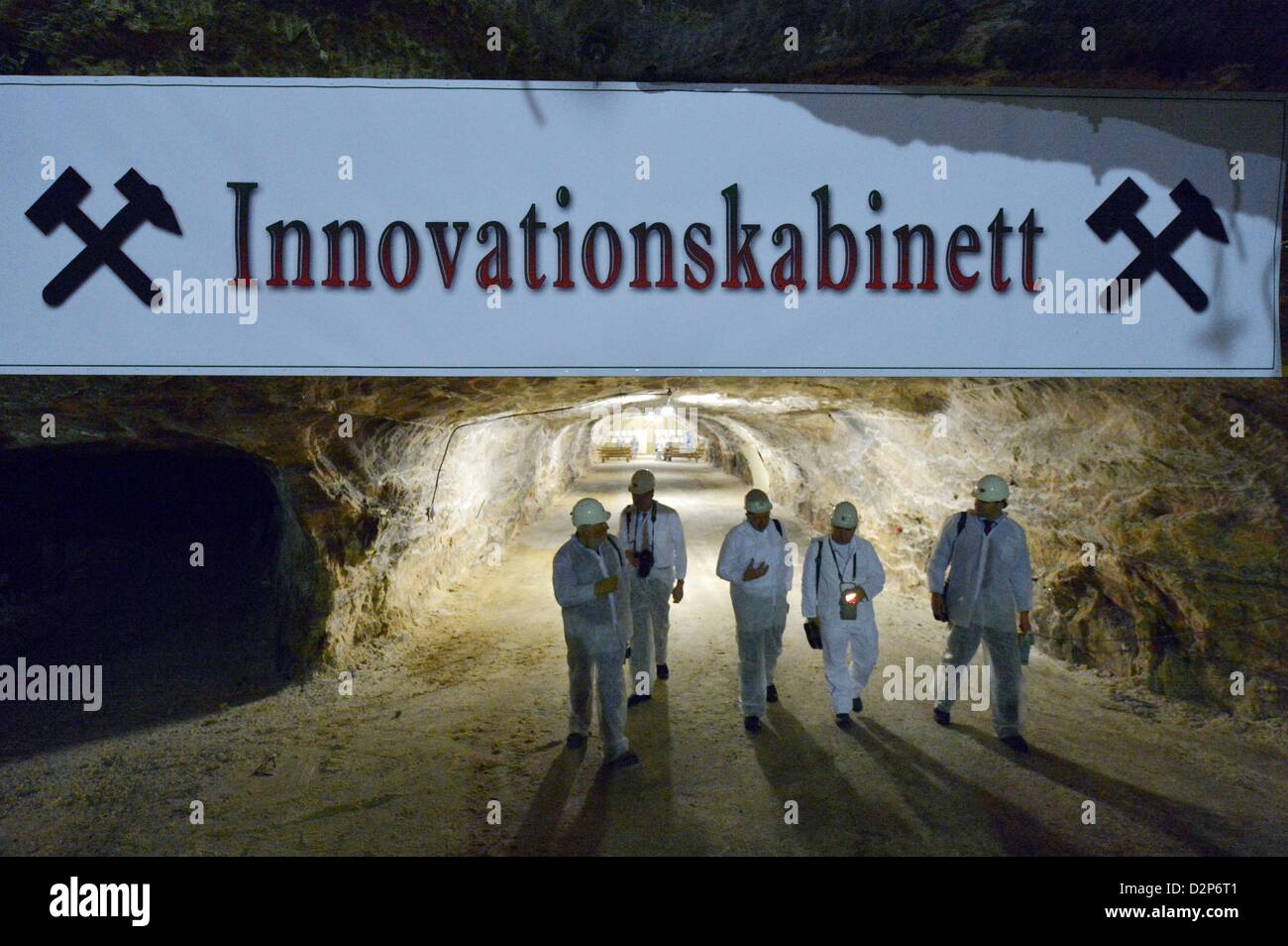 Gli ospiti invitati a piedi attraverso la metropolitana adits durante la cerimonia di fondazione della nuova 'Deutschen Innovationszentrums unter Tage' (lit. German Innovation Center sotterraneo) nel cloruro di potassio in Bleicherode, Germania, 30 gennaio 2013. La struttura prevede una zona di prova per prodotti tessili industriali e strutture di ricerca per i materiali che vengono applicati a macchine leggere. Foto: Martin Schutt Foto Stock