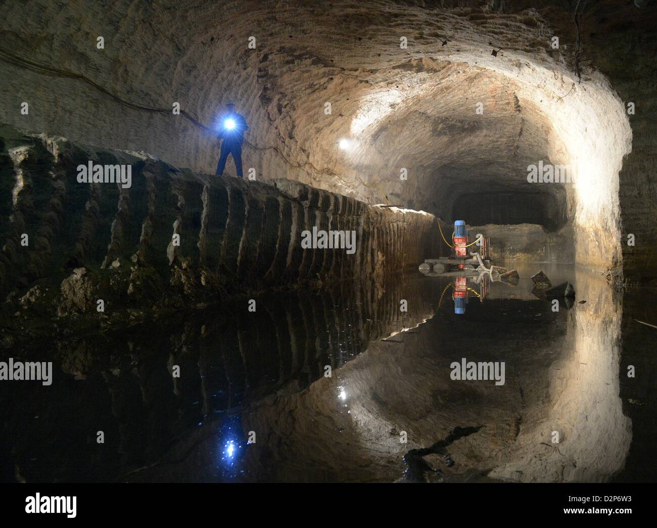Un minatore controlla una base sotterranea lago durante la cerimonia di fondazione della nuova 'Deutschen Innovationszentrums unter Tage' (lit. German Innovation Center sotterraneo) nel cloruro di potassio in Bleicherode, Germania, 30 gennaio 2013. La struttura prevede una zona di prova per prodotti tessili industriali e strutture di ricerca per i materiali che vengono applicati a macchine leggere. Foto: Martin Schutt Foto Stock