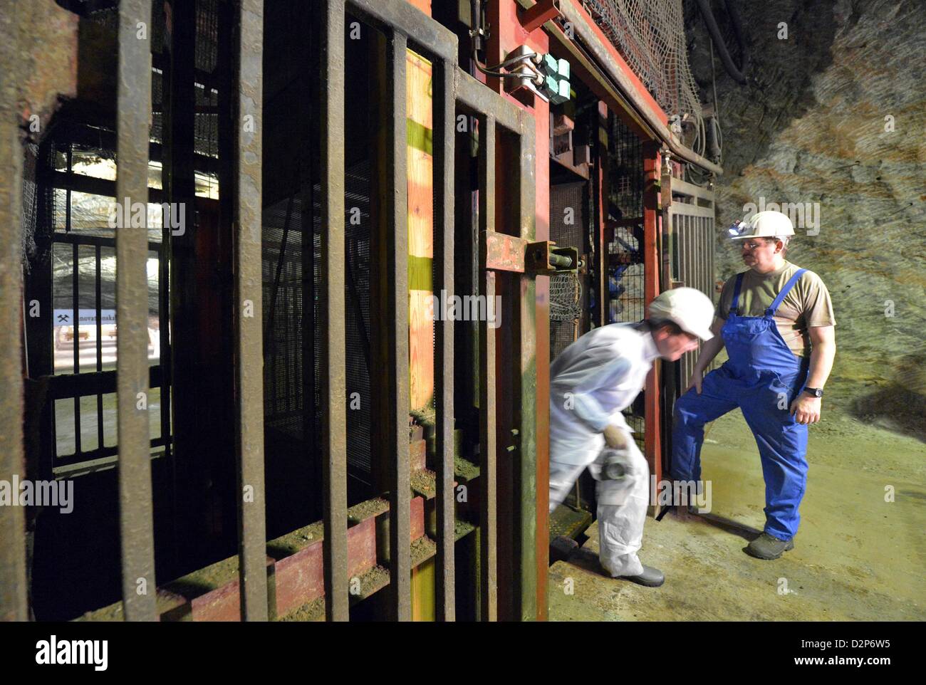 Gli ospiti invitati a piedi attraverso la metropolitana adits durante la cerimonia di fondazione della nuova 'Deutschen Innovationszentrums unter Tage' (lit. German Innovation Center sotterraneo) nel cloruro di potassio in Bleicherode, Germania, 30 gennaio 2013. La struttura prevede una zona di prova per prodotti tessili industriali e strutture di ricerca per i materiali che vengono applicati a macchine leggere. Foto: Martin Schutt Foto Stock