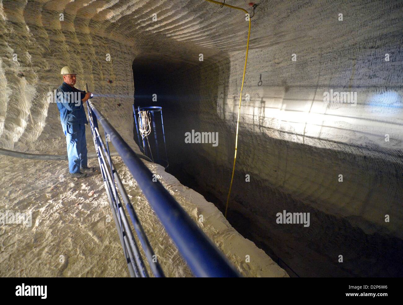 Un minatore controlla una base sotterranea lago durante la cerimonia di fondazione della nuova 'Deutschen Innovationszentrums unter Tage' (lit. German Innovation Center sotterraneo) nel cloruro di potassio in Bleicherode, Germania, 30 gennaio 2013. La struttura prevede una zona di prova per prodotti tessili industriali e strutture di ricerca per i materiali che vengono applicati a macchine leggere. Foto: Martin Schutt Foto Stock
