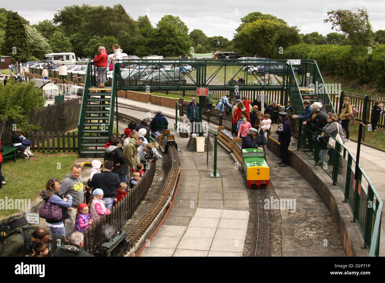 Accodamento di visitatori a bordo treno diesel a Ashton Court Foto Stock