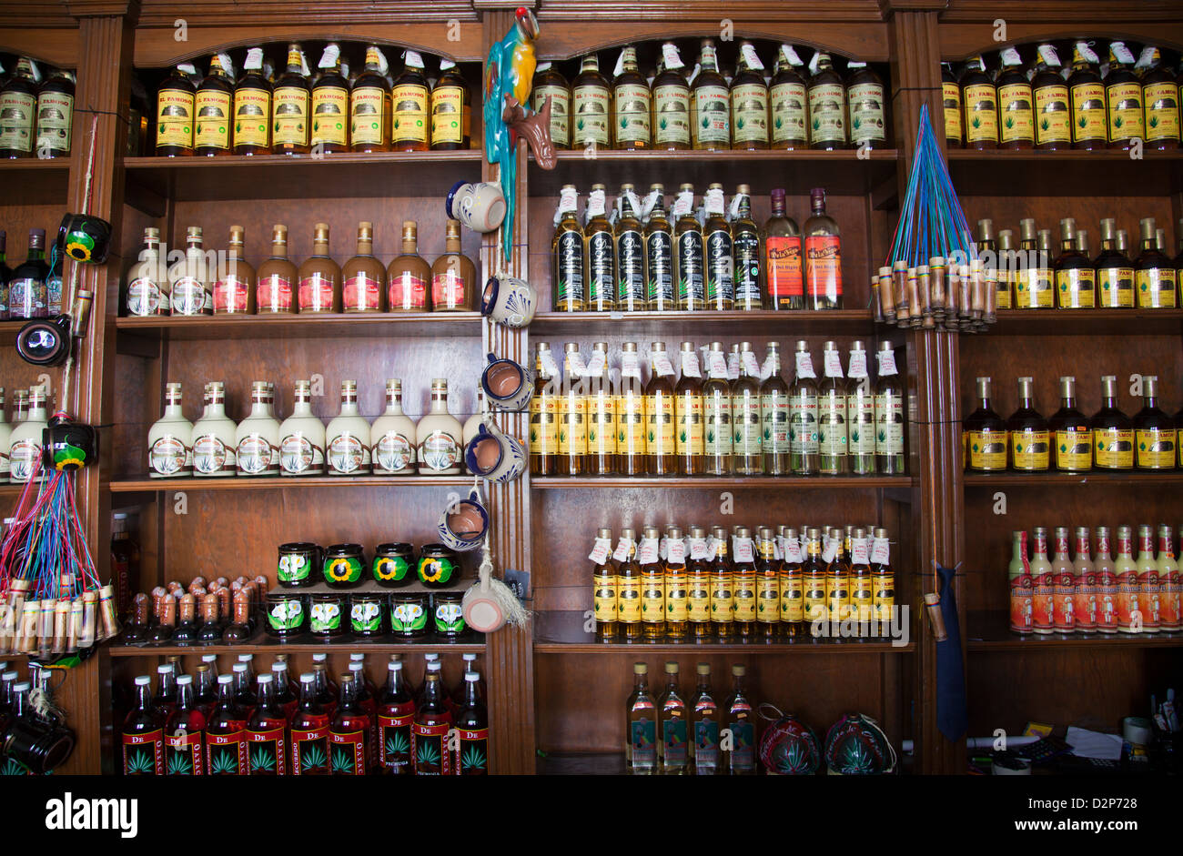 Alcol inclusi Mezcal n ripiani in negozio in Oaxaca - Messico Foto Stock