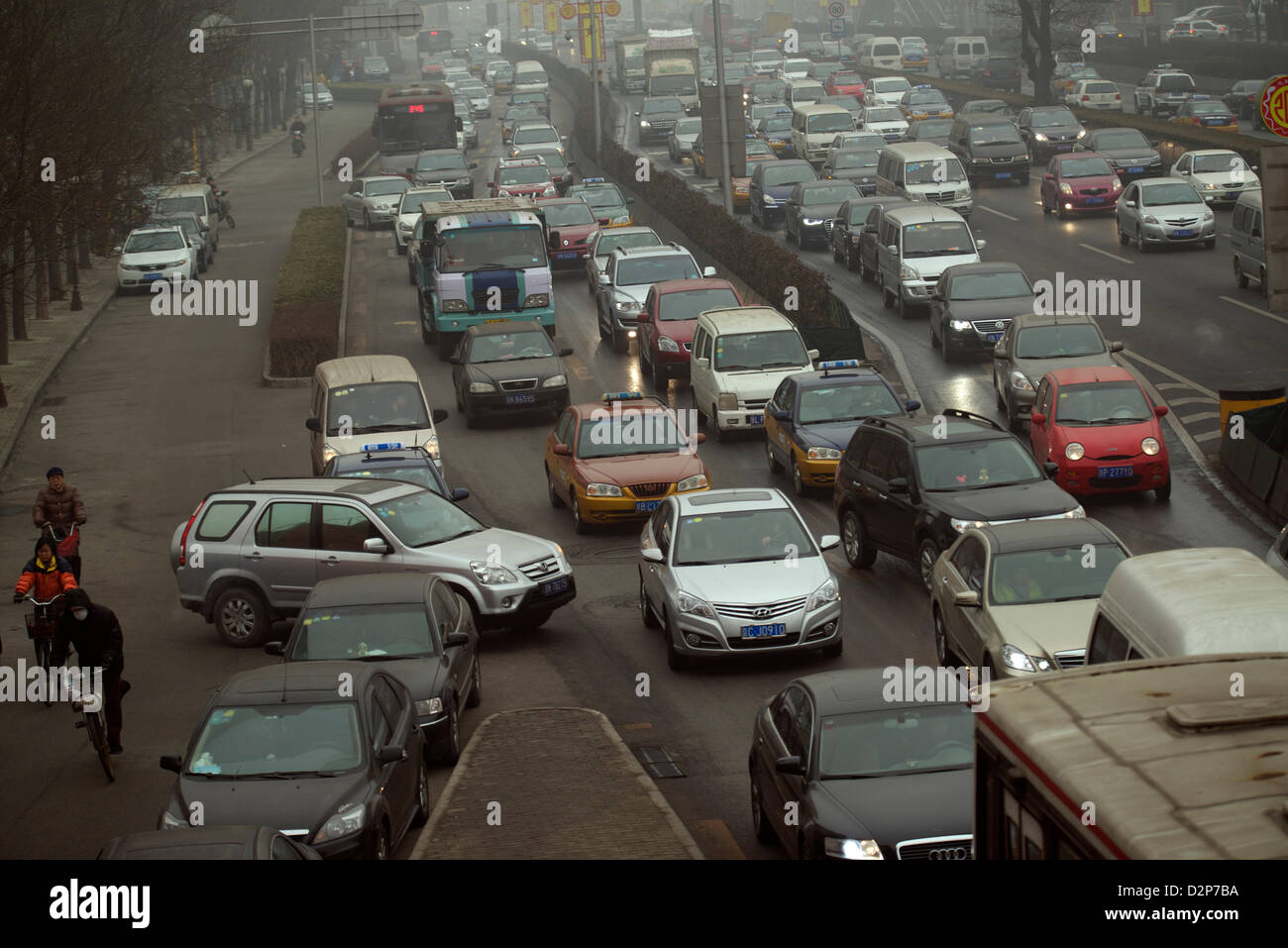 Inceppamento di traffico in spesse haze a Pechino in Cina. 30-Gen-2013. Foto Stock