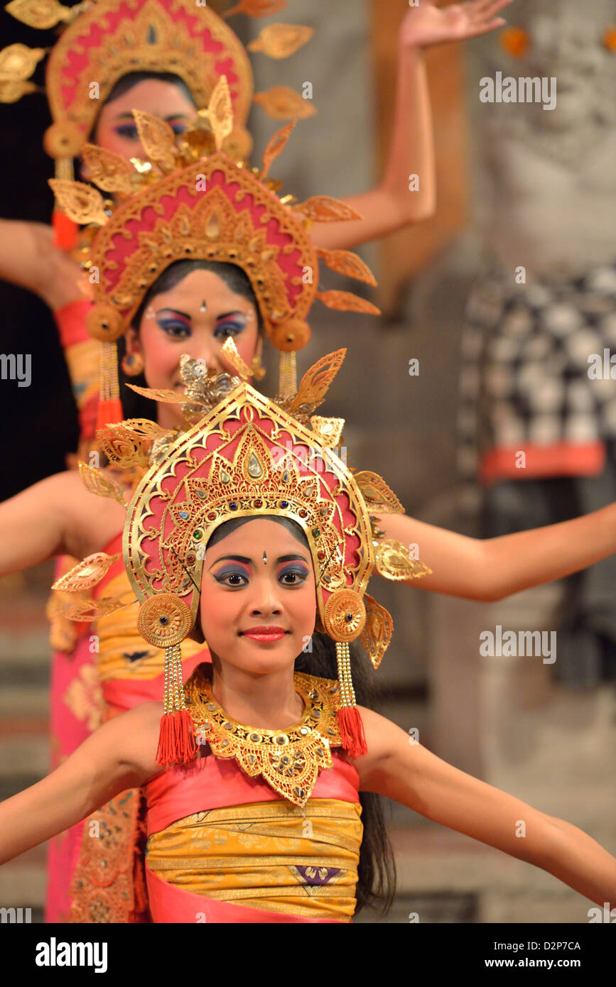 Brillantemente vestito ballerini Balinesi in Ubud, Bali, Indonesia. Foto Stock
