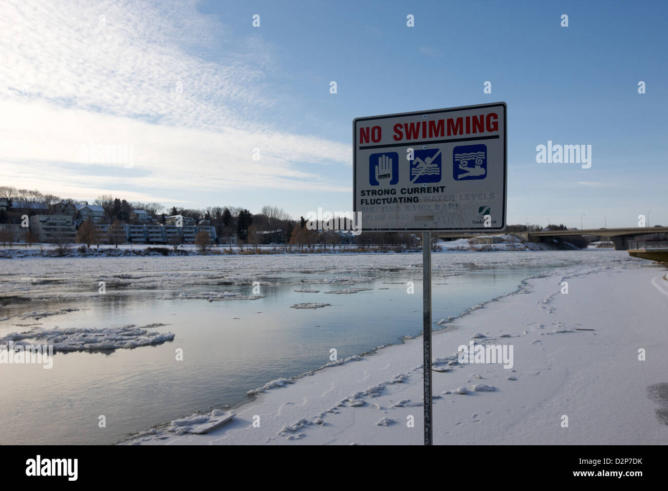 Nessun segno di nuoto a sud del Fiume Saskatchewan in inverno che scorre attraverso il centro cittadino di Saskatoon Saskatchewan Canada Foto Stock