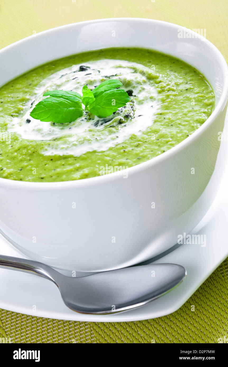 Fresca zuppa di verdura conditi con panna e menta Foto Stock