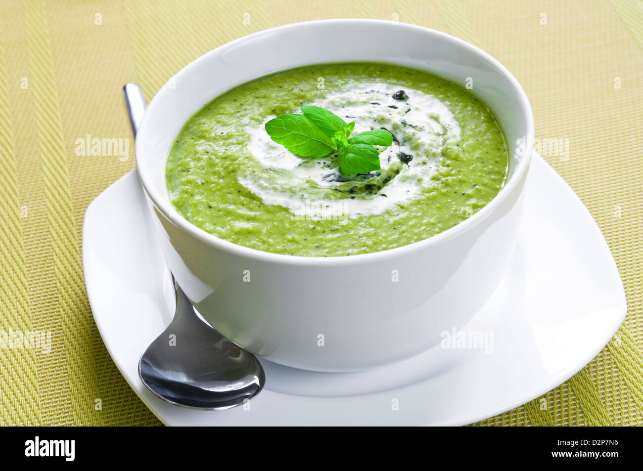 Fresca zuppa di verdura conditi con panna e menta Foto Stock
