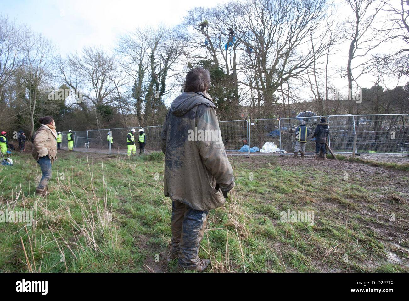 L'ultimo manifestanti a essere rimossi dagli alberi presso il laghetto decoy Combe Haven . Bexhill - Hastings Bypass. Vi è un grande prescence di sicurezza - nel mezzo di una palude melmosa. Circa un centinaio di polizia e si voltò e sicurezza . 15 persone rimangono in alberi East Sussex countly consiglio spingendo per la strada per essere costruito ha rifiutato di consentire la fornitura di cibo e medicine in alberi. La struttura ad albero manifestanti sat 3 notti di gales e pioggia Foto Stock