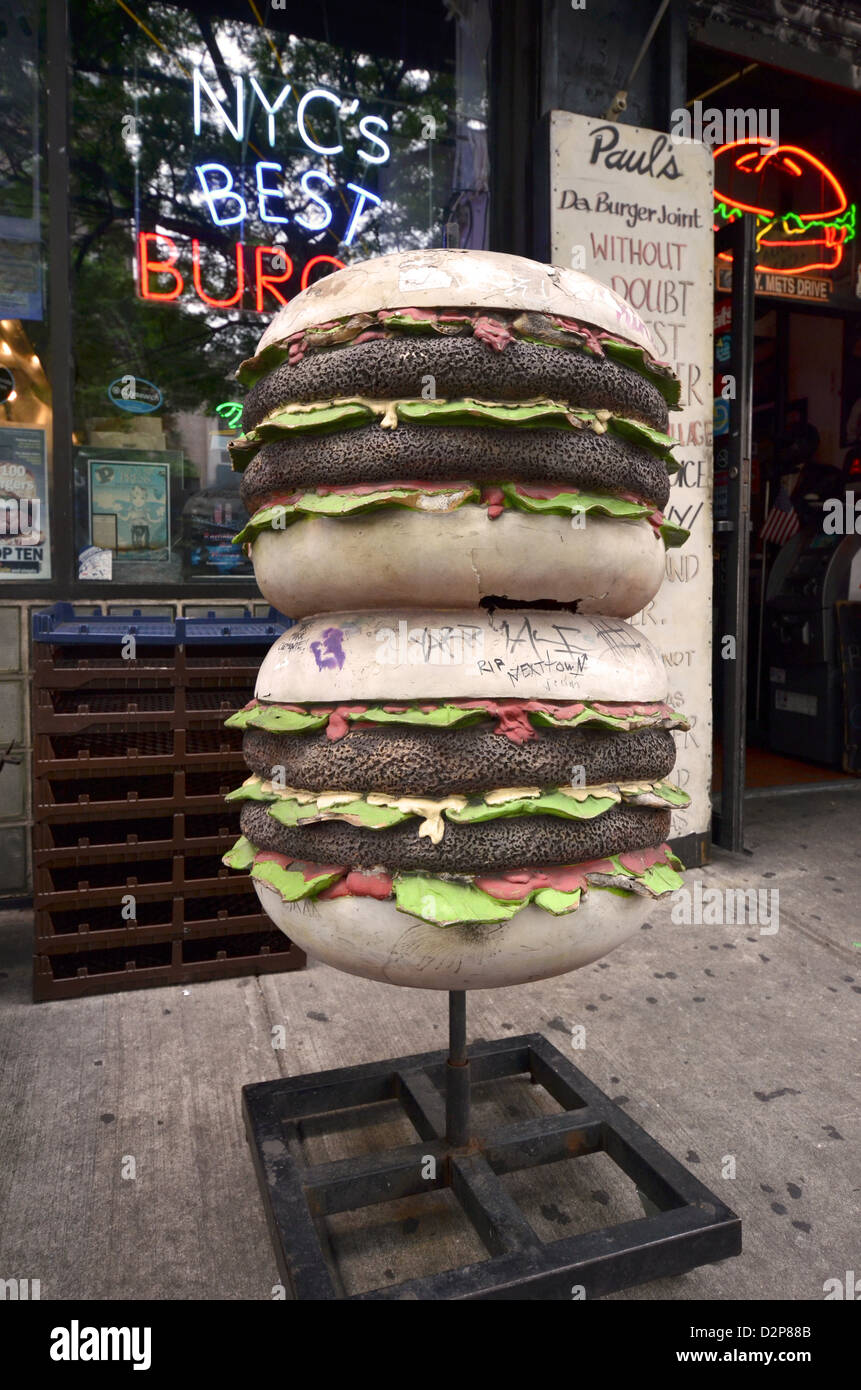 Statua di hamburger al di fuori di San Paolo Da Burger ristorante nell'East Village sezione di Manhattan. Foto Stock