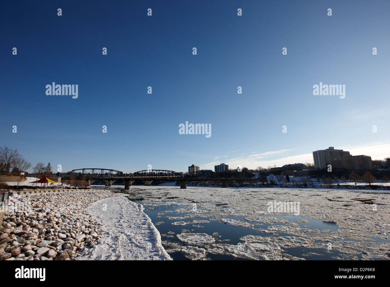 Grandi pezzi di ghiaccio galleggiante a sud del Fiume Saskatchewan in inverno che scorre attraverso il centro cittadino di Saskatoon Saskatchewan Canada Foto Stock