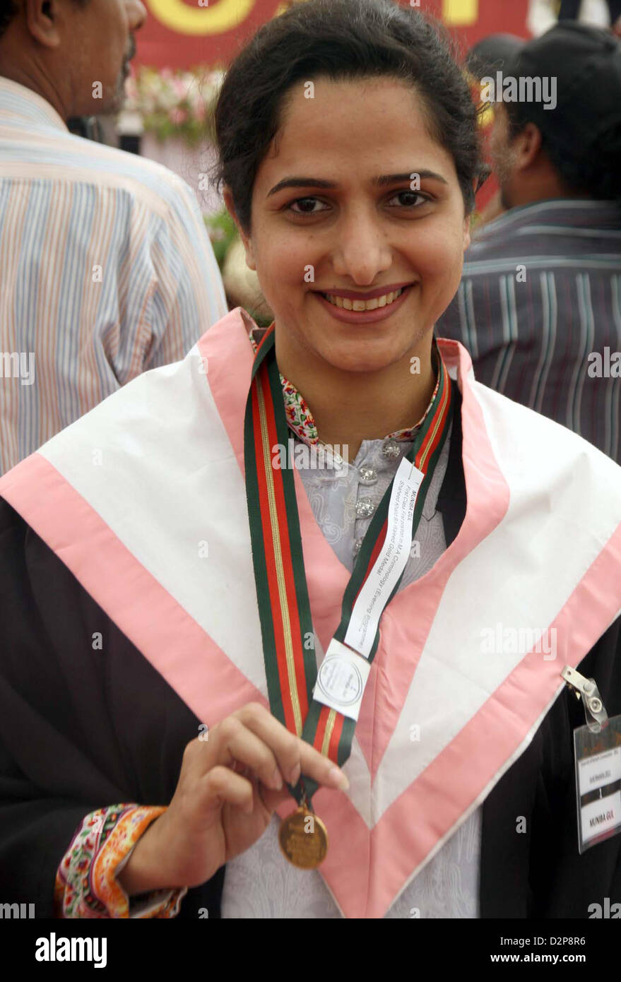 Medaglia d'oro studente di Karachi University in occasione della convocazione annuale 2013, tenutosi a massa Valika a Karachi in sedi universitarie Mercoledì, 30 Gennaio 2013 Foto Stock
