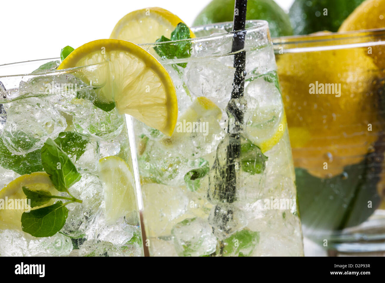 Close-up sulla bibita al limone con ghiaccio Foto Stock