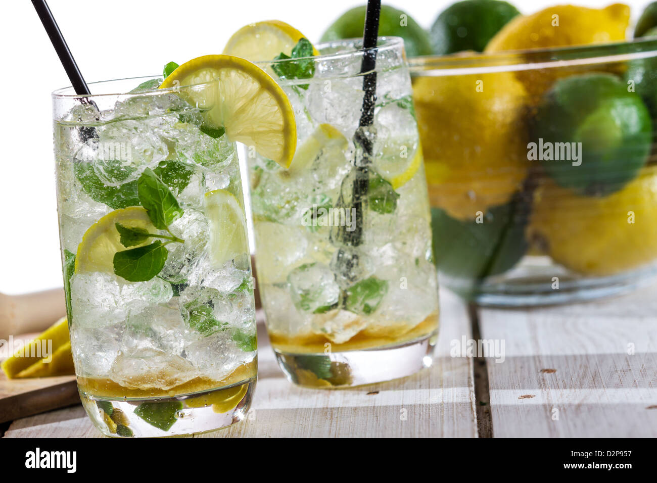 Bibita al limone con ghiaccio in vetro Foto Stock