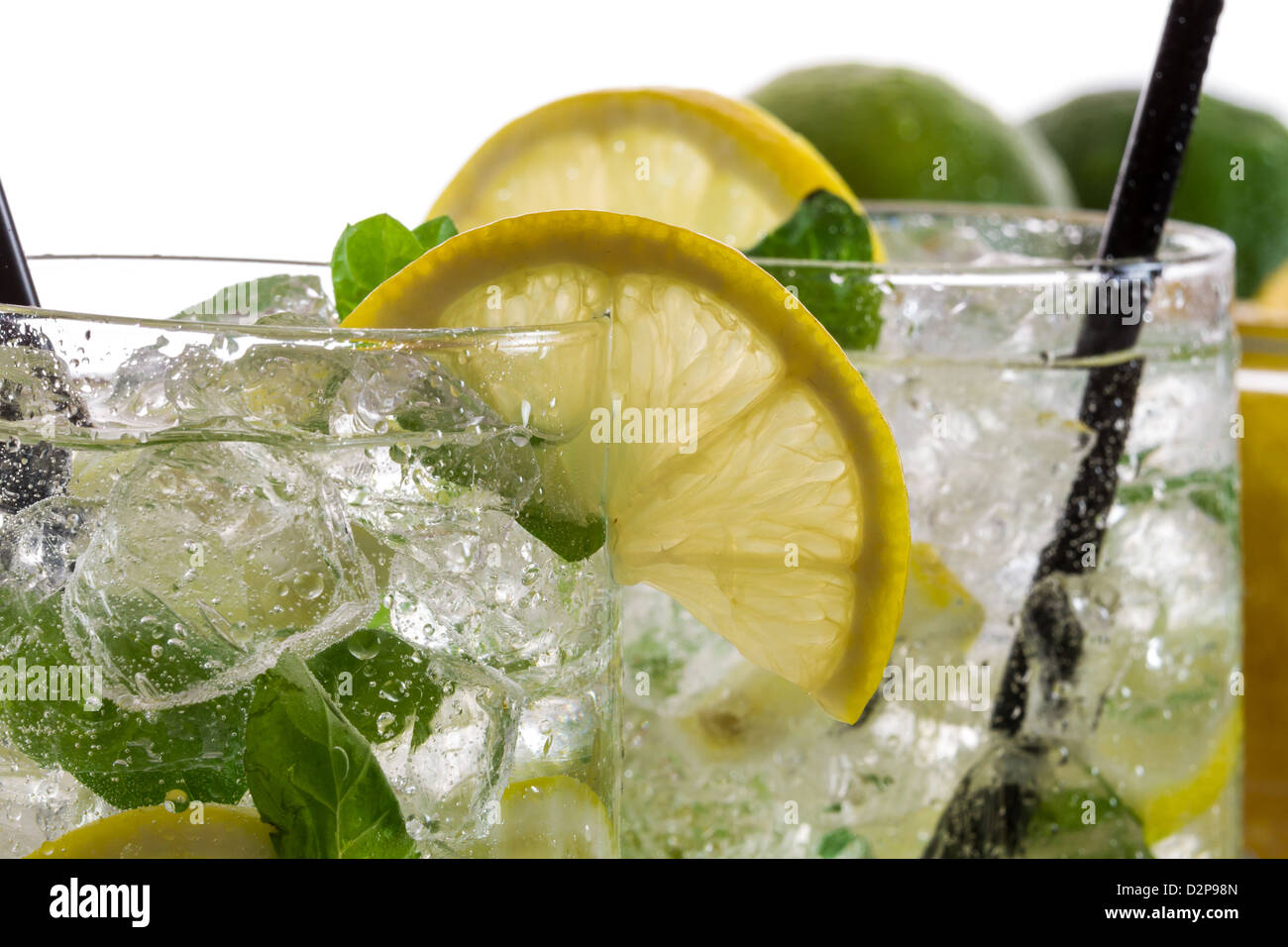 Primo piano della bibita al limone con ghiaccio in vetro Foto Stock