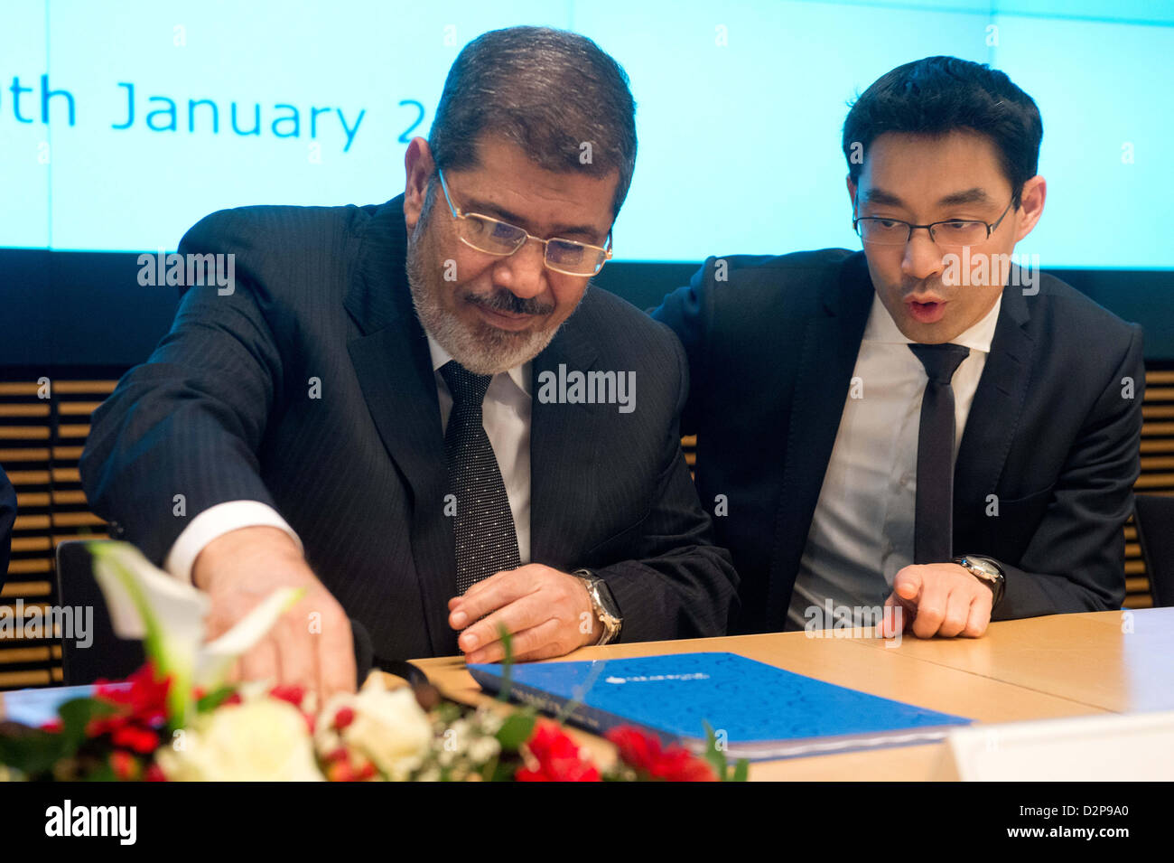 Il Ministro tedesco dell'Economia e della tecnologia, Philipp Roesler (R), parla con il presidente egiziano Mohamed Morsi presso il Ministero dell'Economia e della Tecnologia (BMWi) di Berlino, Germania, 30 gennaio 2013. Occasione della visita è stata la prima riunione del miscelato German-Egyptian Commissione Economica (GWK) con 100 tedesco e Egiziano rappresentanti economici ogni. Foto: MAURIZIO GAMBARINI Foto Stock