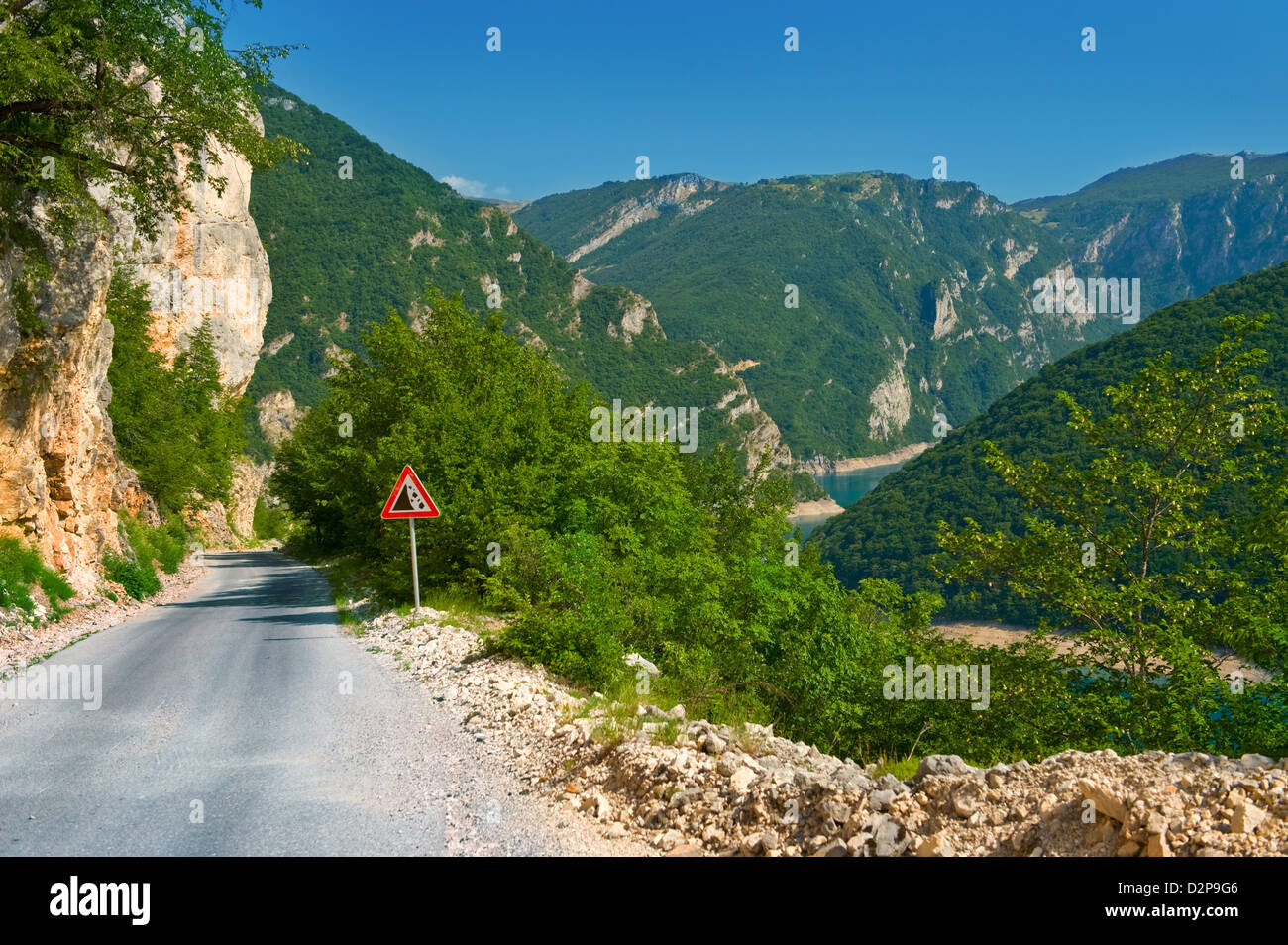 Strada vuota nel parco di Durmitor Paese Montenegro Foto Stock
