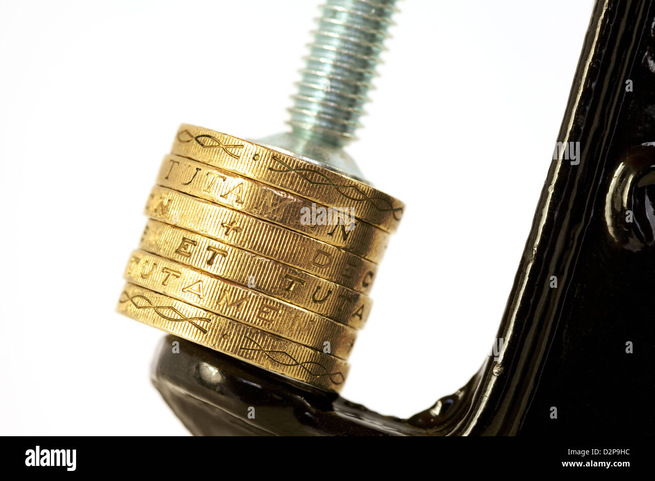 Sterlina britannica monete in un morsetto - per illustrare il concetto di valuta sterlina sotto pressione, REGNO UNITO Foto Stock