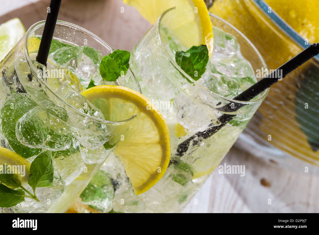 Bibita al limone con ghiaccio e foglie di menta Foto Stock
