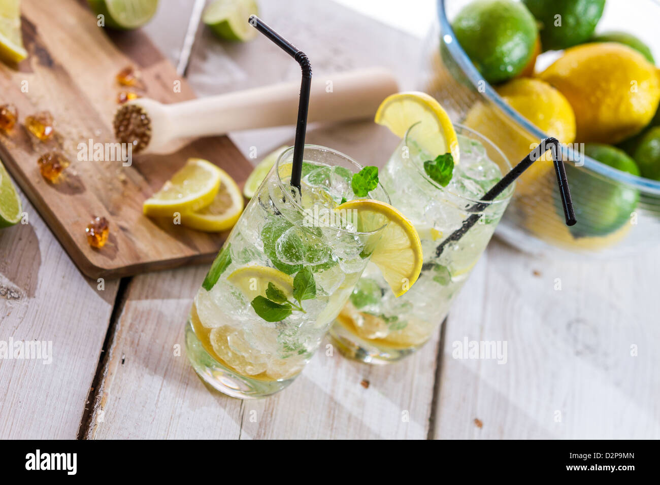 Fresca bevanda fredda limone con lo zucchero Foto Stock