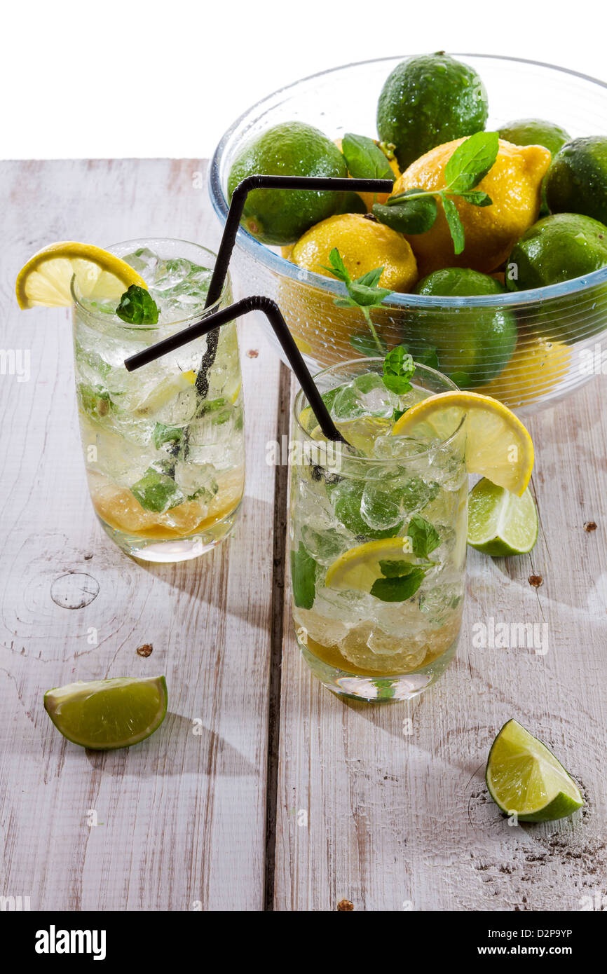 Fresca bevanda fredda limone con la menta Foto Stock