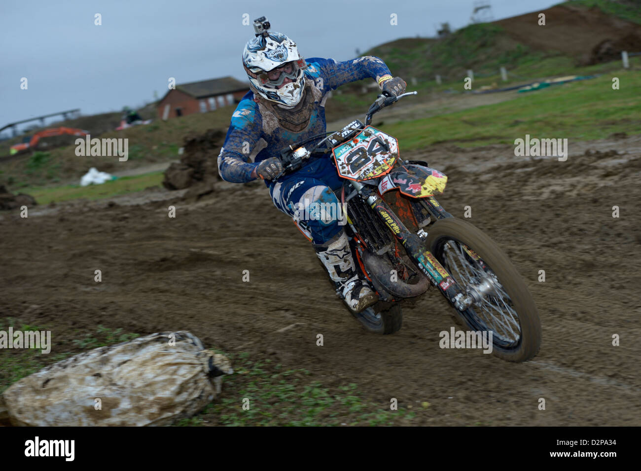 Un pilota di motocross a cavallo su una pista di motocross Foto Stock