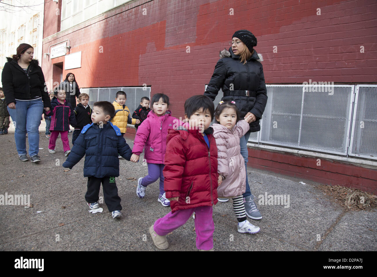 Scuola materna/ day care sul Lower East Side di Manhattan. Passeggiando nel vicinato. Foto Stock