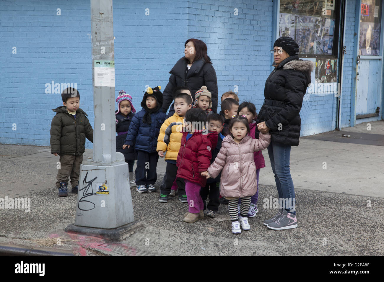 Scuola materna/ day care sul Lower East Side di Manhattan. Passeggiando nel vicinato. Foto Stock