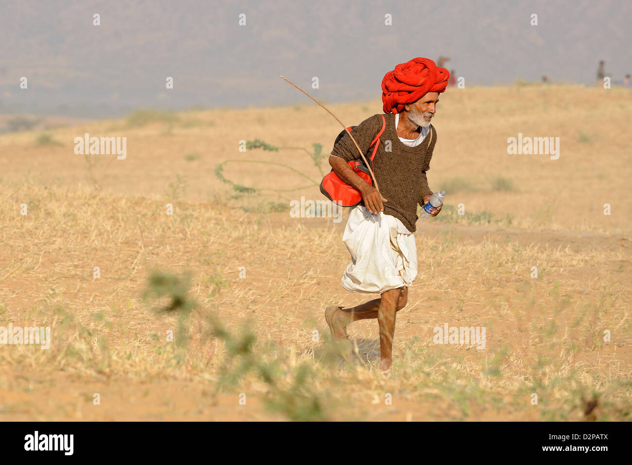 L'uomo correre nel deserto Foto Stock