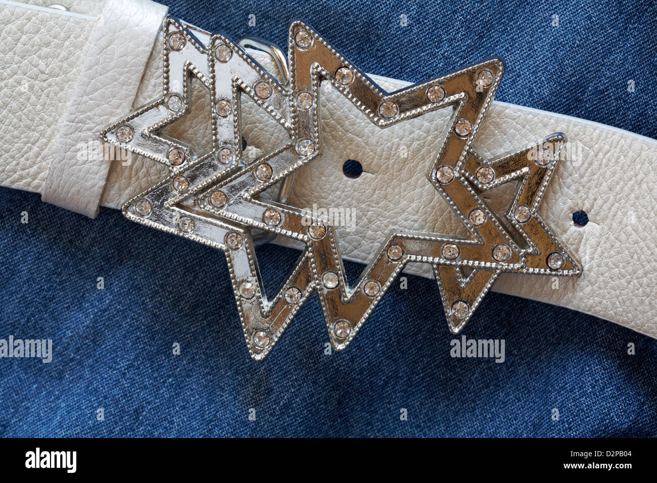 Cintura Bianca con stelle scintillanti fibbia sul denim Foto Stock