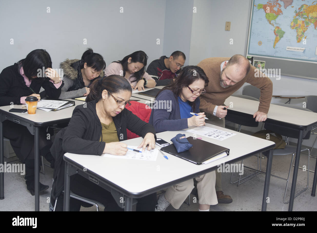 Classe per gli immigrati di imparare l'inglese e prepararsi per le opportunità di occupazione. NYC. Foto Stock