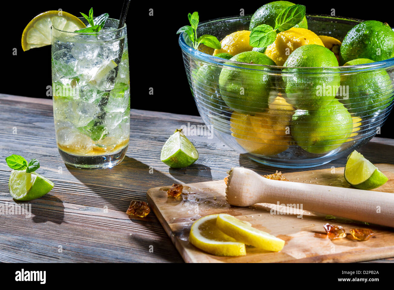 Vista dettagliata del mojito bevanda con agrumi e ghiaccio Foto Stock